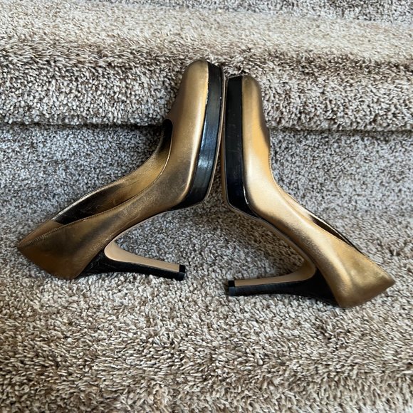 Gucci Women's Gold Leather Platform Pump. - Picture 9 of 12